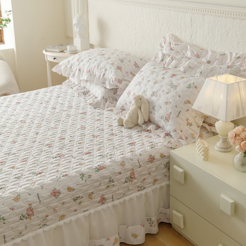 91家纺网 家纺一手货源 找家纺 胜权  2024新款高端欧根纱全棉印花夹棉床盖单品 花兮白