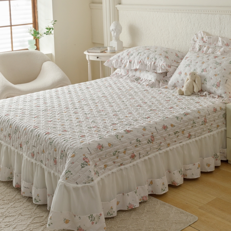 91家纺网 家纺一手货源 找家纺 胜权  2024新款高端欧根纱全棉印花夹棉床盖单品 花兮白