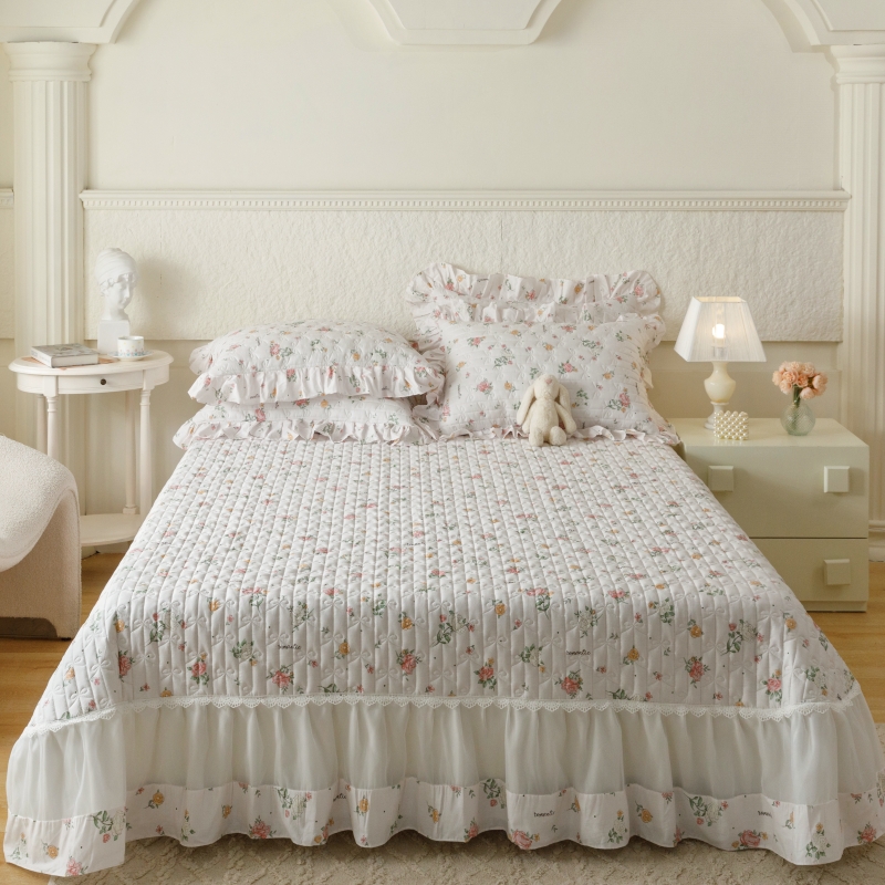 91家纺网 家纺一手货源 找家纺 胜权  2024新款高端欧根纱全棉印花夹棉床盖单品 花兮白