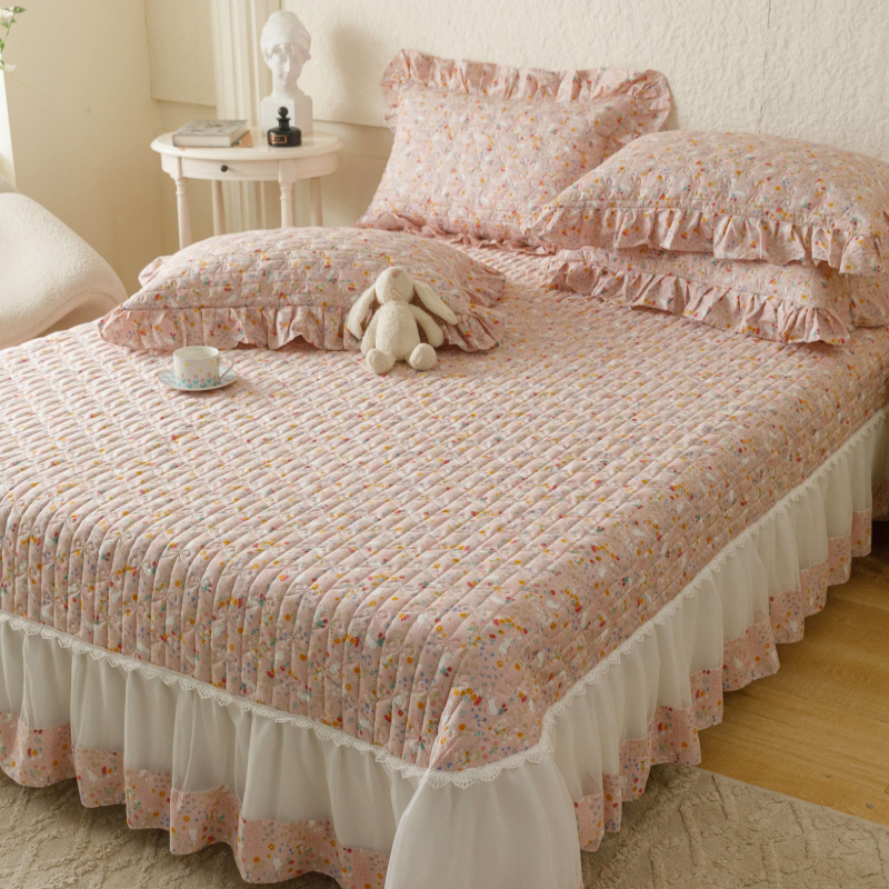 91家纺网 家纺一手货源 找家纺 胜权  2024新款高端欧根纱全棉印花夹棉床盖单品 萌小兔