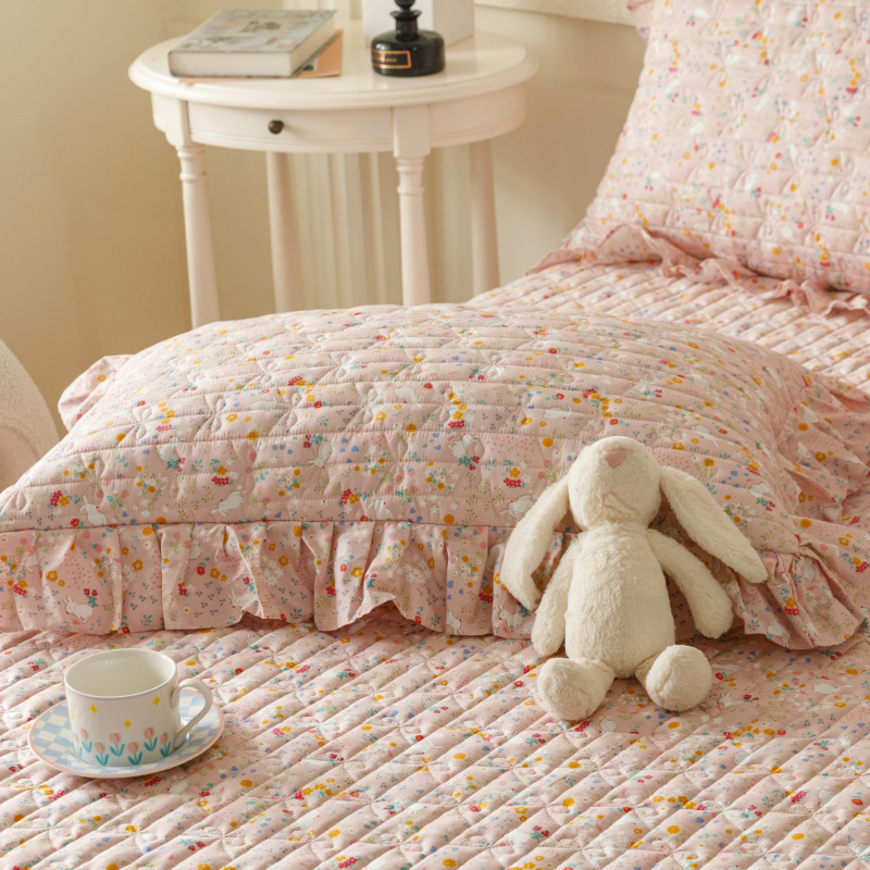 91家纺网 家纺一手货源 找家纺 胜权  2024新款高端欧根纱全棉印花夹棉床盖单品 萌小兔