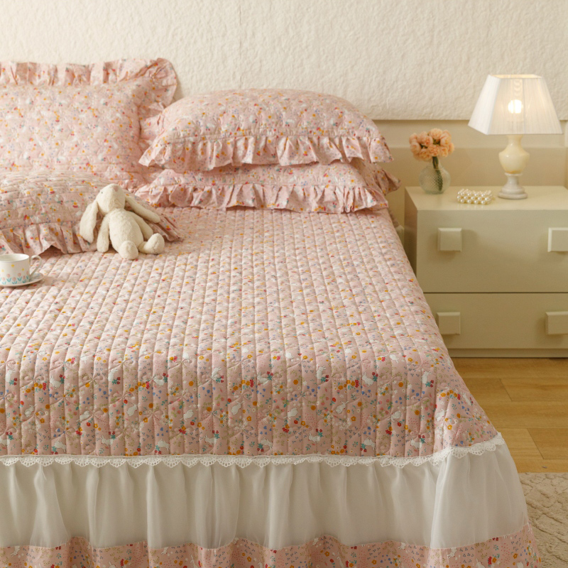 91家纺网 家纺一手货源 找家纺 胜权  2024新款高端欧根纱全棉印花夹棉床盖单品 萌小兔