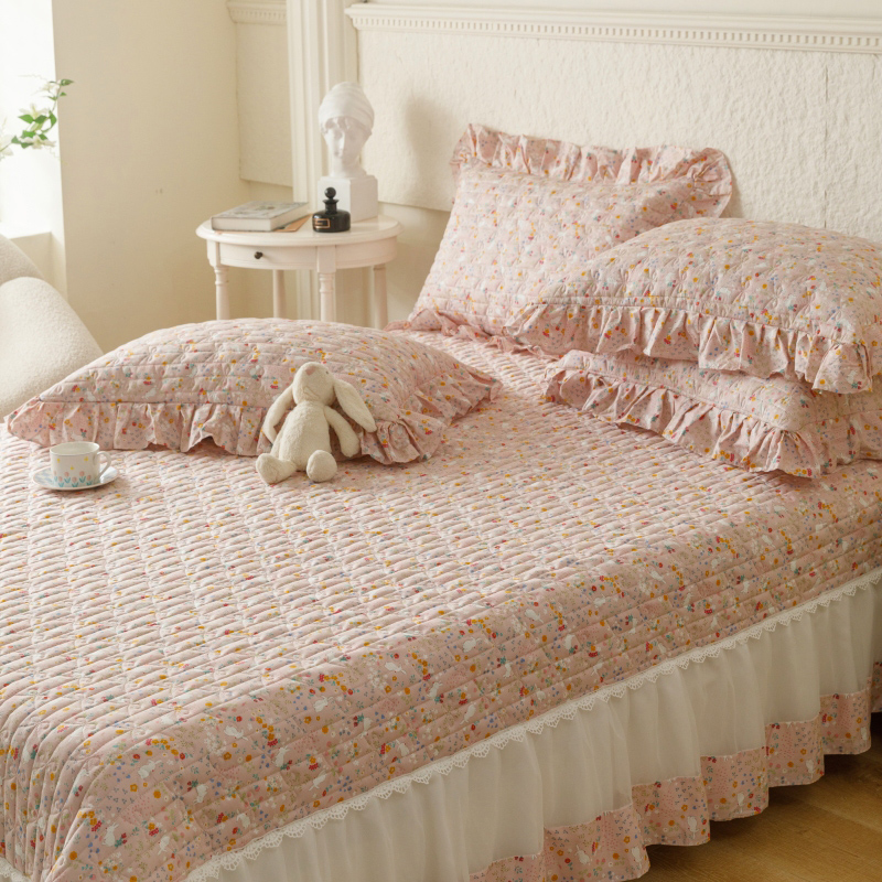 91家纺网 家纺一手货源 找家纺 胜权  2024新款高端欧根纱全棉印花夹棉床盖单品 萌小兔