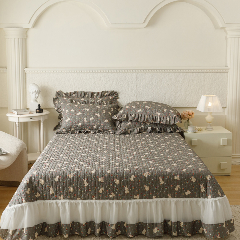 91家纺网 家纺一手货源 找家纺 胜权  2024新款高端欧根纱全棉印花夹棉床盖单品 浅小沫