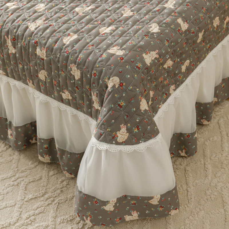 91家纺网 家纺一手货源 找家纺 胜权  2024新款高端欧根纱全棉印花夹棉床盖单品 浅小沫