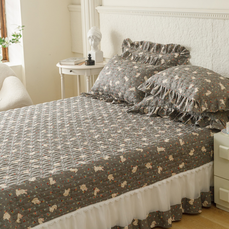 91家纺网 家纺一手货源 找家纺 胜权  2024新款高端欧根纱全棉印花夹棉床盖单品 浅小沫