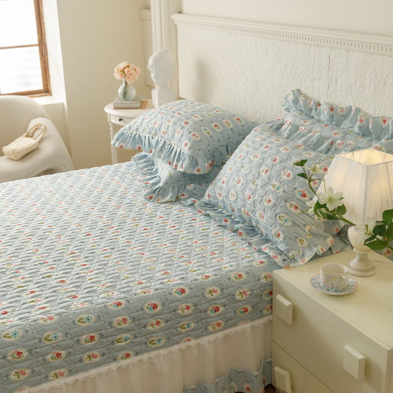 91家纺网 家纺一手货源 找家纺 胜权  2024新款高端欧根纱全棉印花夹棉床盖单品 忘忧草