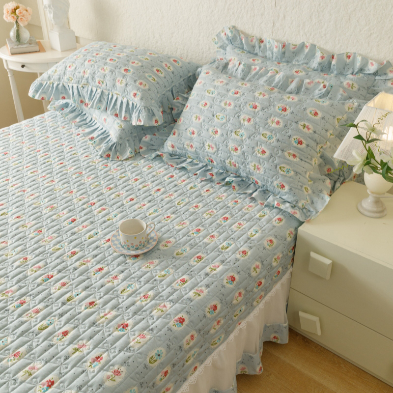 91家纺网 家纺一手货源 找家纺 胜权  2024新款高端欧根纱全棉印花夹棉床盖单品 忘忧草