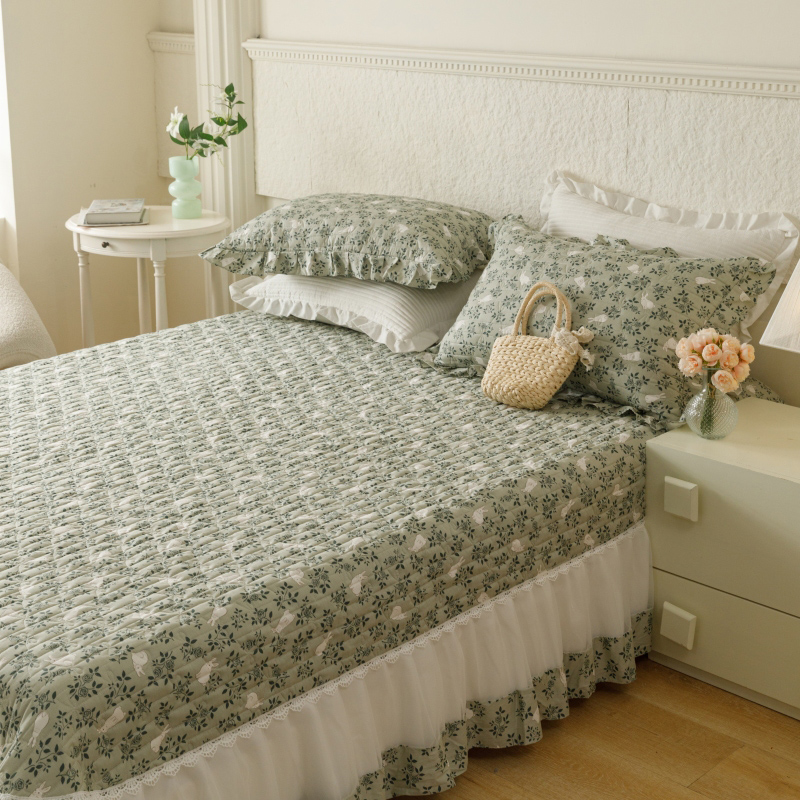 91家纺网 家纺一手货源 找家纺 胜权  2024新款高端欧根纱全棉印花夹棉床盖单品 忆江南