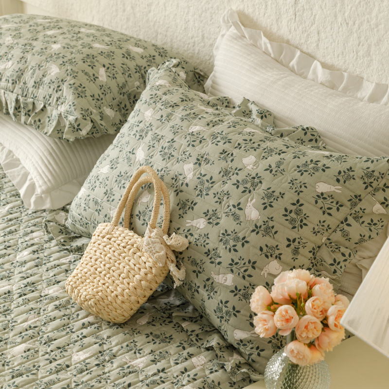 91家纺网 家纺一手货源 找家纺 胜权  2024新款高端欧根纱全棉印花夹棉床盖单品 忆江南