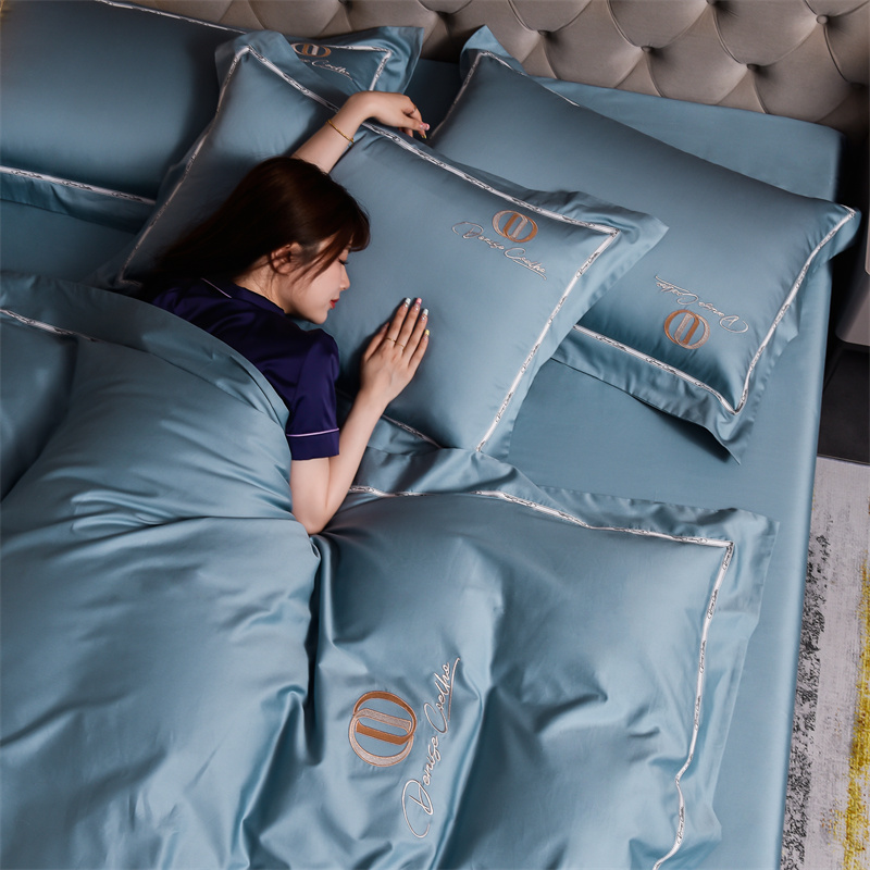 91家纺网 家纺一手货源 找家纺 瑞驰2024新款丹尼斯系列长绒棉绣花四件套 丹尼斯-淡雅蓝