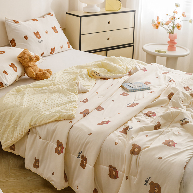 91家纺网 家纺一手货源 找家纺 绒梦里 2024新款小凉皮凉感冰豆豆夏被直播爆款夏凉被空调被 爱心熊