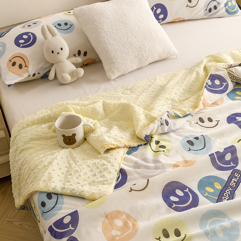 91家纺网 家纺一手货源 找家纺 绒梦里 2024新款小凉皮凉感冰豆豆夏被直播爆款夏凉被空调被 快乐笑脸