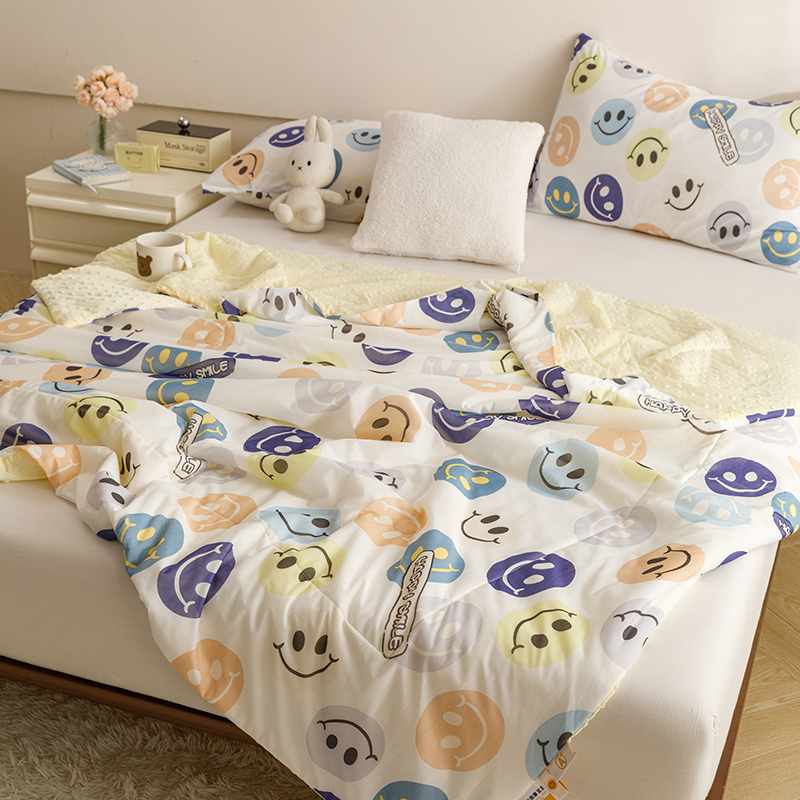 91家纺网 家纺一手货源 找家纺 绒梦里 2024新款小凉皮凉感冰豆豆夏被直播爆款夏凉被空调被 快乐笑脸