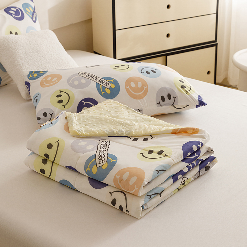 91家纺网 家纺一手货源 找家纺 绒梦里 2024新款小凉皮凉感冰豆豆夏被直播爆款夏凉被空调被 快乐笑脸