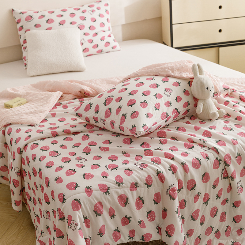 91家纺网 家纺一手货源 找家纺 绒梦里 2024新款小凉皮凉感冰豆豆夏被直播爆款夏凉被空调被 草莓控