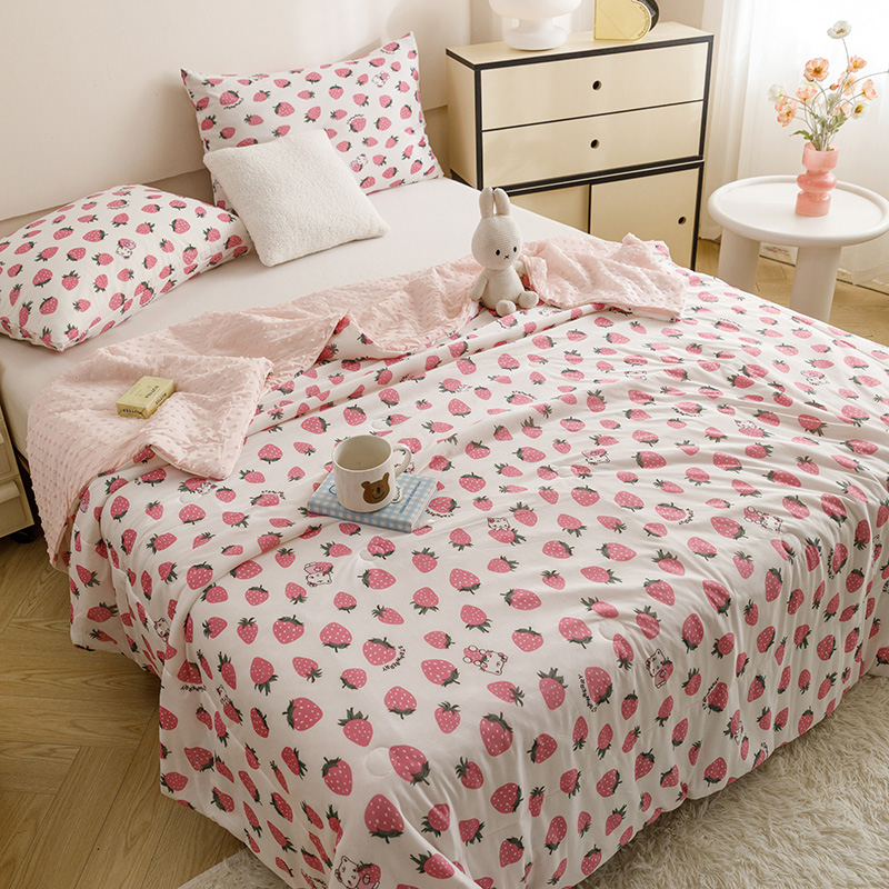 91家纺网 家纺一手货源 找家纺 绒梦里 2024新款小凉皮凉感冰豆豆夏被直播爆款夏凉被空调被 草莓控