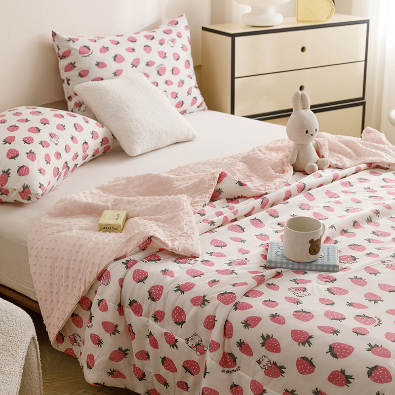 91家纺网 家纺一手货源 找家纺 绒梦里 2024新款小凉皮凉感冰豆豆夏被直播爆款夏凉被空调被 草莓控