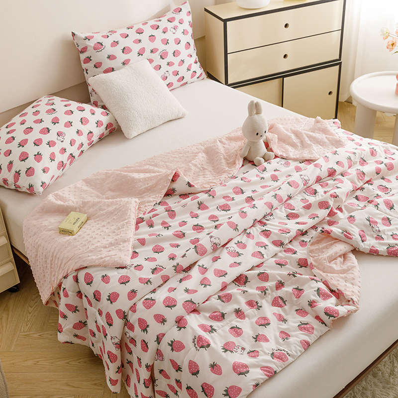 91家纺网 家纺一手货源 找家纺 绒梦里 2024新款小凉皮凉感冰豆豆夏被直播爆款夏凉被空调被 草莓控