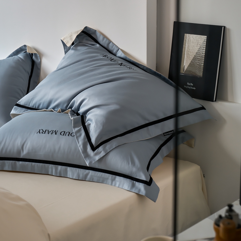 91家纺网 家纺一手货源 找家纺 60支贡缎新疆长绒棉床上四件套被罩高端轻奢简约刺绣被套全棉纯棉 珍娜-天空蓝奶昔白