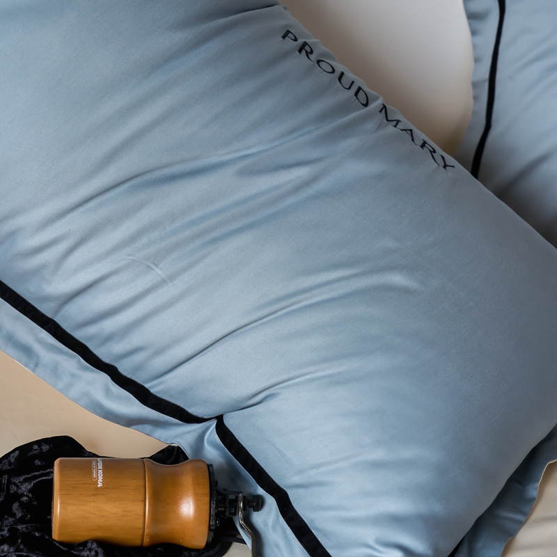 91家纺网 家纺一手货源 找家纺 60支贡缎新疆长绒棉床上四件套被罩高端轻奢简约刺绣被套全棉纯棉 珍娜-天空蓝奶昔白