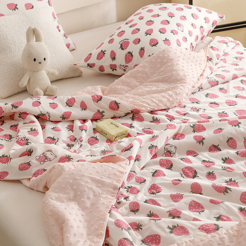 91家纺网 家纺一手货源 找家纺 绒梦里 2024新款小凉皮凉感冰豆豆夏被直播爆款夏凉被空调被 草莓控