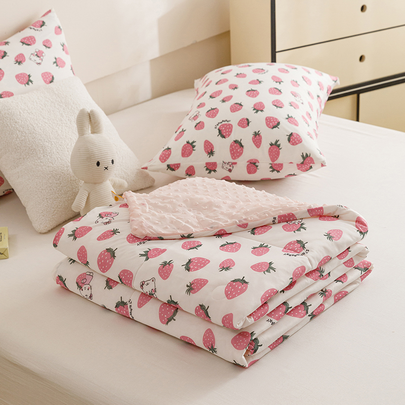 91家纺网 家纺一手货源 找家纺 绒梦里 2024新款小凉皮凉感冰豆豆夏被直播爆款夏凉被空调被 草莓控