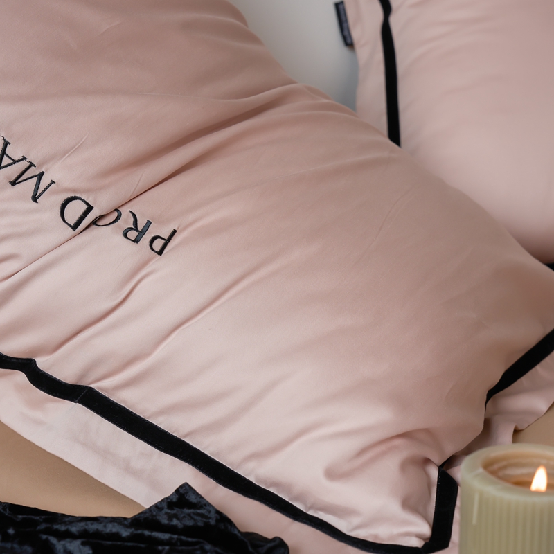 91家纺网 家纺一手货源 找家纺 60支贡缎新疆长绒棉床上四件套被罩高端轻奢简约刺绣被套全棉纯棉 珍娜-茱萸粉香槟金