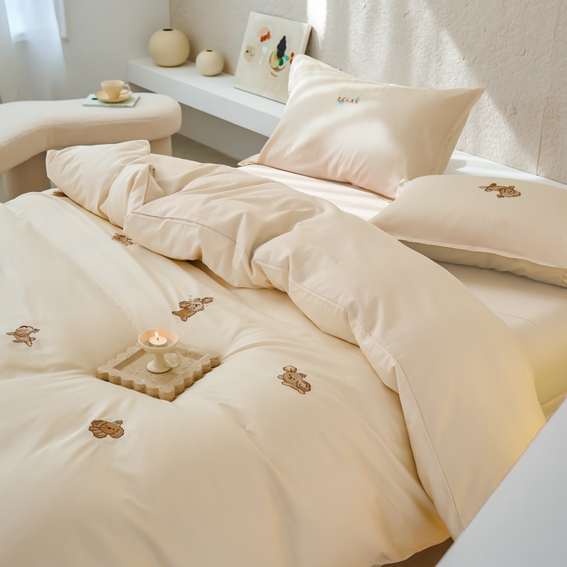 91家纺网 家纺一手货源 找家纺 北欧简约风60支贡缎长绒棉贡缎四件套纯棉全棉床单被套纯色轻奢 姜黄色奶油狗-奶昔白
