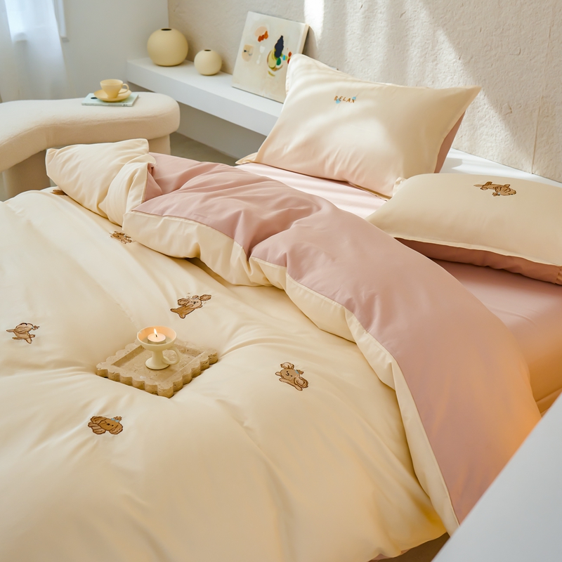 91家纺网 家纺一手货源 找家纺 北欧简约风60支贡缎长绒棉贡缎四件套纯棉全棉床单被套纯色轻奢 奶油狗-奶昔白+茱萸粉
