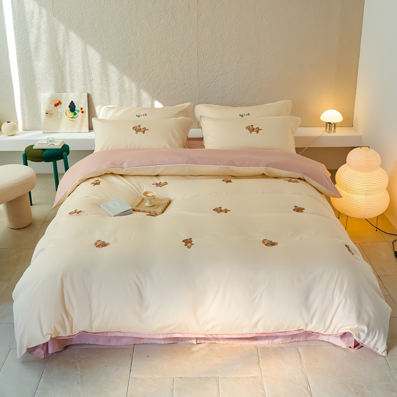 91家纺网 家纺一手货源 找家纺 北欧简约风60支贡缎长绒棉贡缎四件套纯棉全棉床单被套纯色轻奢 奶油狗-奶昔白+茱萸粉