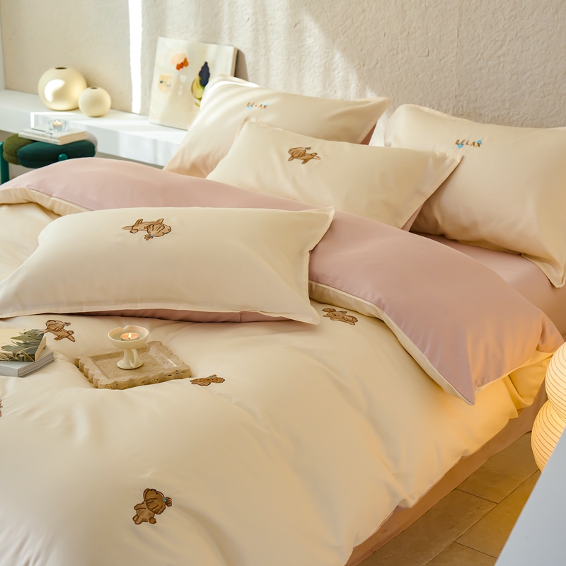 91家纺网 家纺一手货源 找家纺 北欧简约风60支贡缎长绒棉贡缎四件套纯棉全棉床单被套纯色轻奢 奶油狗-奶昔白+茱萸粉