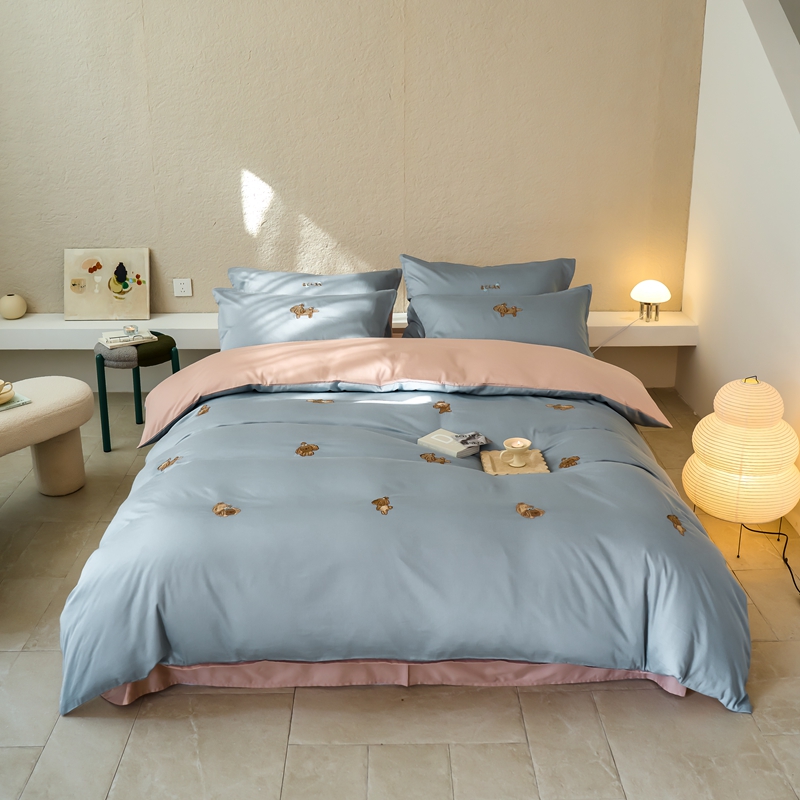 91家纺网 家纺一手货源 找家纺 北欧简约风60支贡缎长绒棉贡缎四件套纯棉全棉床单被套纯色轻奢 奶油狗-天空蓝+茱萸粉