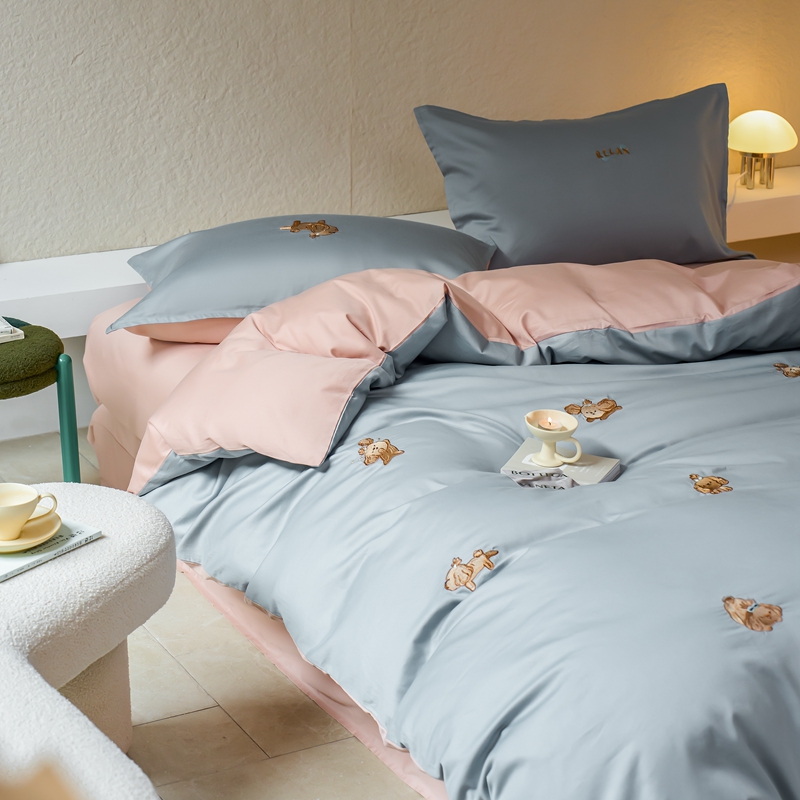 91家纺网 家纺一手货源 找家纺 北欧简约风60支贡缎长绒棉贡缎四件套纯棉全棉床单被套纯色轻奢 奶油狗-天空蓝+茱萸粉