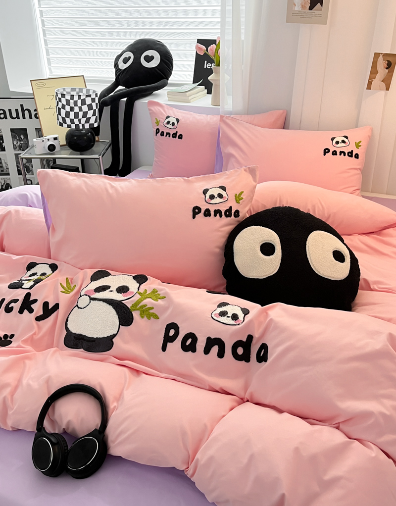 91家纺网 家纺一手货源 找家纺 沐慕家居 2024毛巾绣四件套 幸运熊猫-粉紫