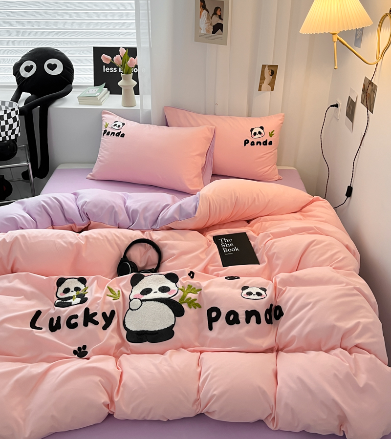 91家纺网 家纺一手货源 找家纺 沐慕家居 2024毛巾绣四件套 幸运熊猫-粉紫