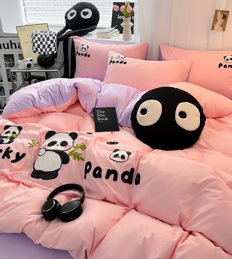 91家纺网 家纺一手货源 找家纺 沐慕家居 2024毛巾绣四件套 幸运熊猫-粉紫