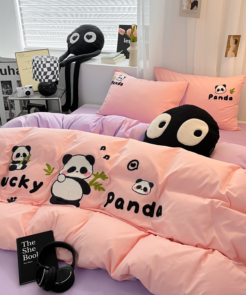 91家纺网 家纺一手货源 找家纺 沐慕家居 2024毛巾绣四件套 幸运熊猫-粉紫