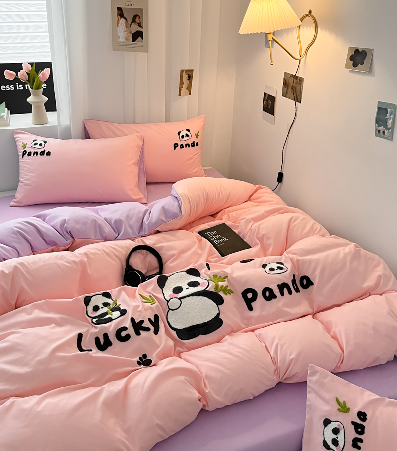 91家纺网 家纺一手货源 找家纺 沐慕家居 2024毛巾绣四件套 幸运熊猫-粉紫