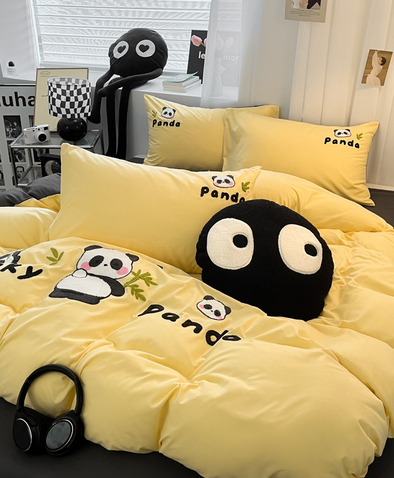 91家纺网 家纺一手货源 找家纺 沐慕家居 2024毛巾绣四件套 幸运熊猫-黄色