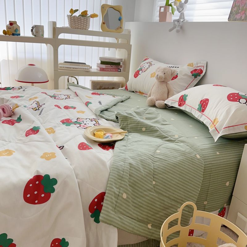 91家纺网 家纺一手货源 找家纺 2024新款全棉夏被四件套 Q弹草莓龙