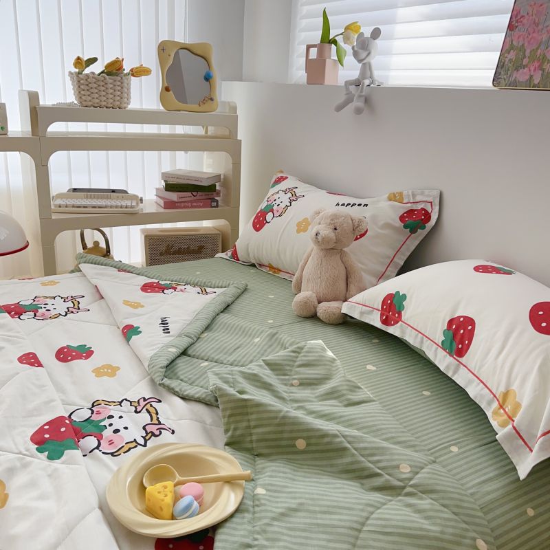 91家纺网 家纺一手货源 找家纺 2024新款全棉夏被四件套 Q弹草莓龙