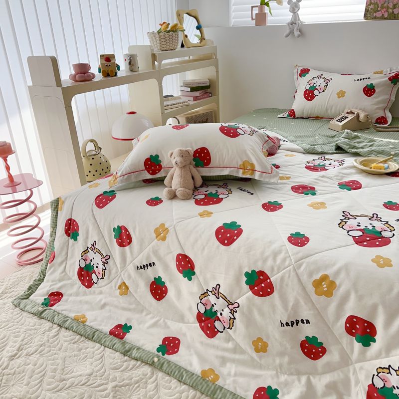 91家纺网 家纺一手货源 找家纺 2024新款全棉夏被四件套 Q弹草莓龙