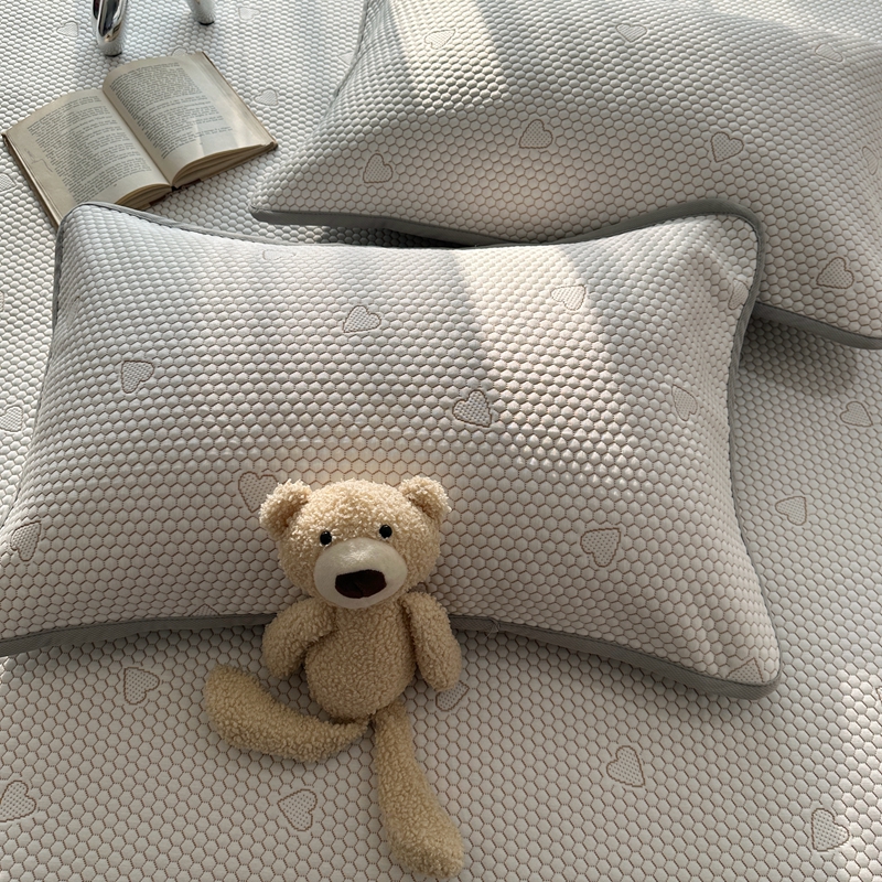 91家纺网 家纺一手货源 找家纺 千朵  2024新款床笠款3D凉感豆豆凉席 爱心咖 