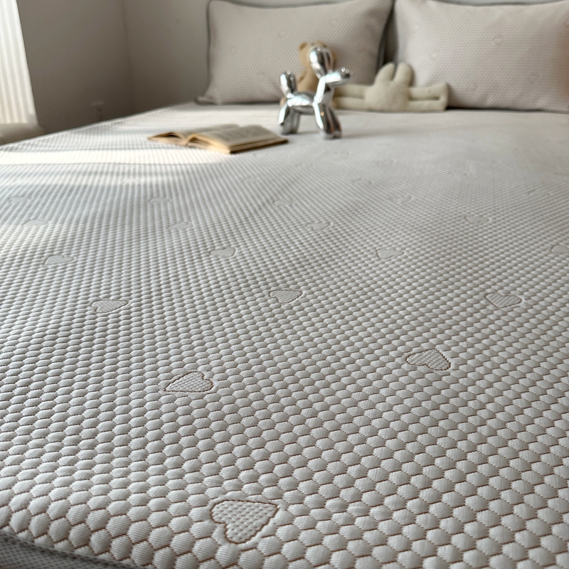 91家纺网 家纺一手货源 找家纺 千朵  2024新款床笠款3D凉感豆豆凉席 爱心咖 