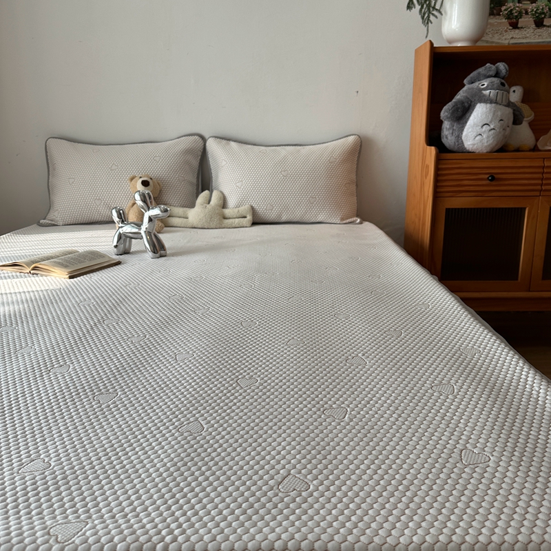 91家纺网 家纺一手货源 找家纺 千朵  2024新款床笠款3D凉感豆豆凉席 爱心咖 