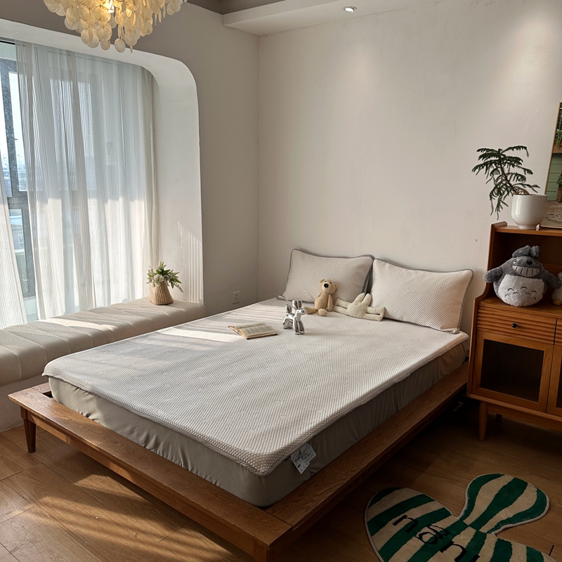 91家纺网 家纺一手货源 找家纺 千朵  2024新款床笠款3D凉感豆豆凉席 爱心咖 