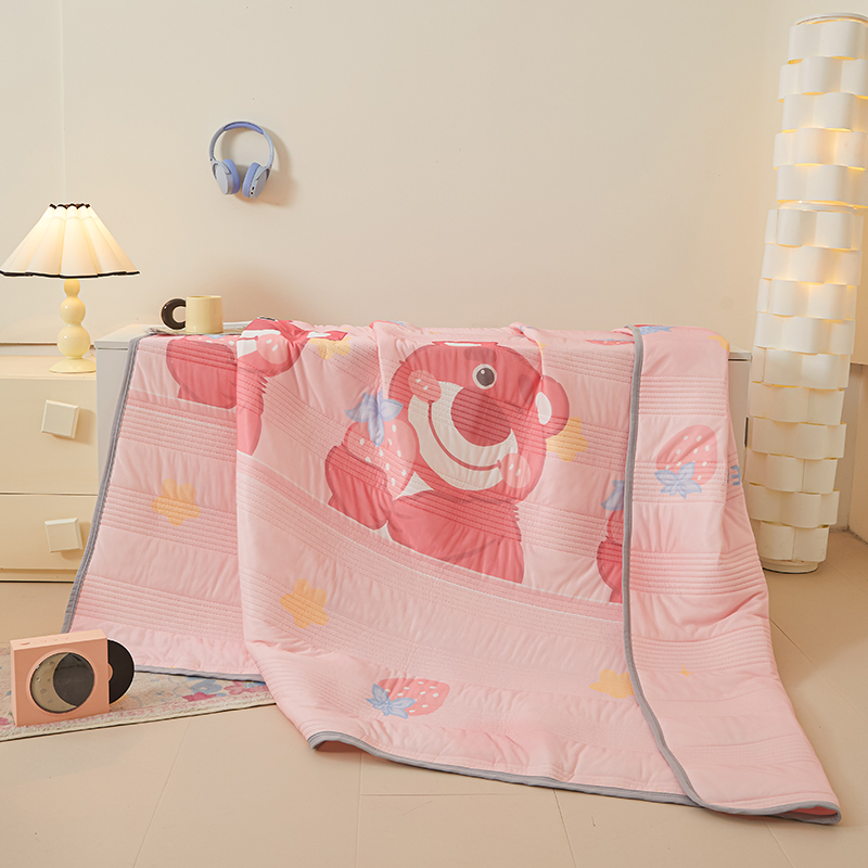 91家纺网 家纺一手货源 找家纺 牛魔王 2025新款冰丝凉感丝夏被 草莓熊