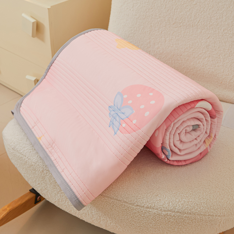 91家纺网 家纺一手货源 找家纺 牛魔王 2025新款冰丝凉感丝夏被 草莓熊