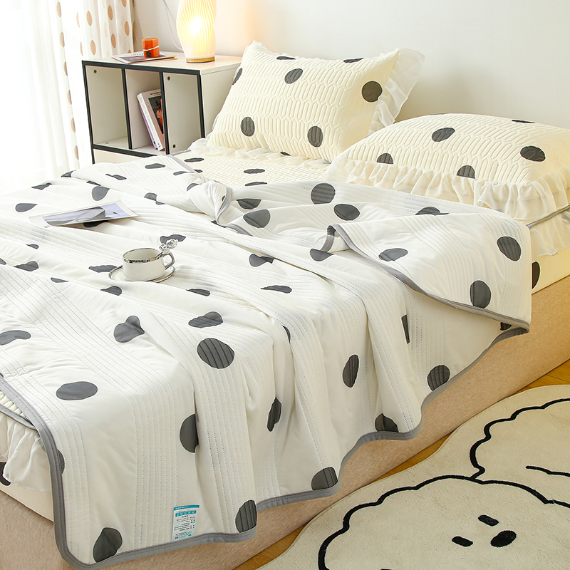 91家纺网 家纺一手货源 找家纺 牛魔王 2025新款冰丝凉感丝夏被 黑色波点